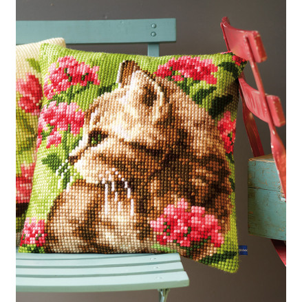 Pillow Embroidery Kit Cat in field of flowers, Vervaсo PN-0155961